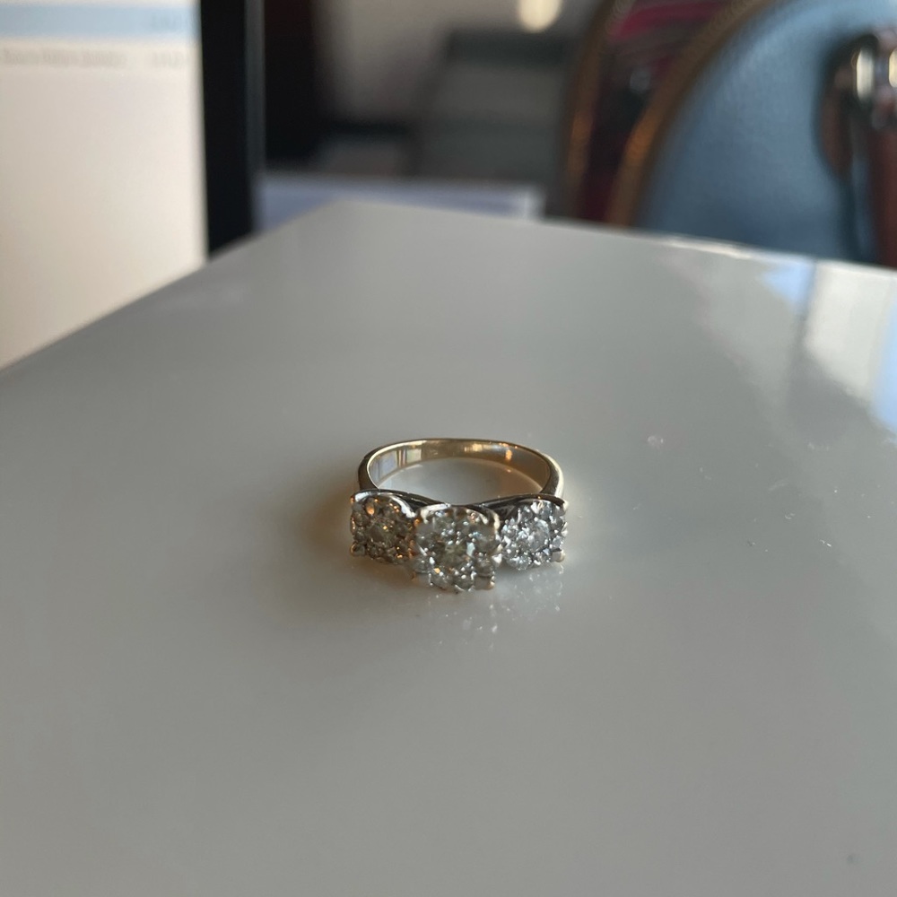 Engagement diamond ring